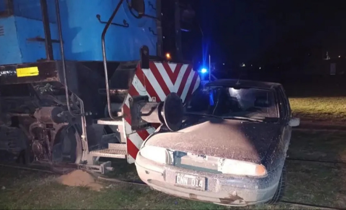 Milagro en las vías: los chocó un tren, los arrastró y salieron ilesos