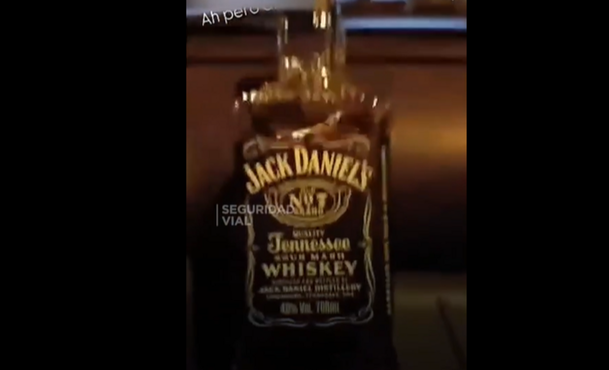 Manejaba, tomaba whisky manejando por Ruta 2 y se burló de la situación