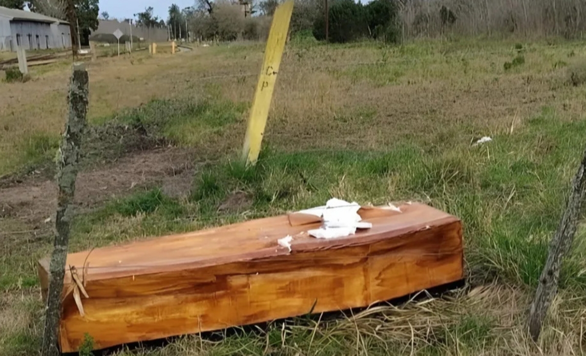Los vecinos encontraron un ataúd al lado de las vías del tren