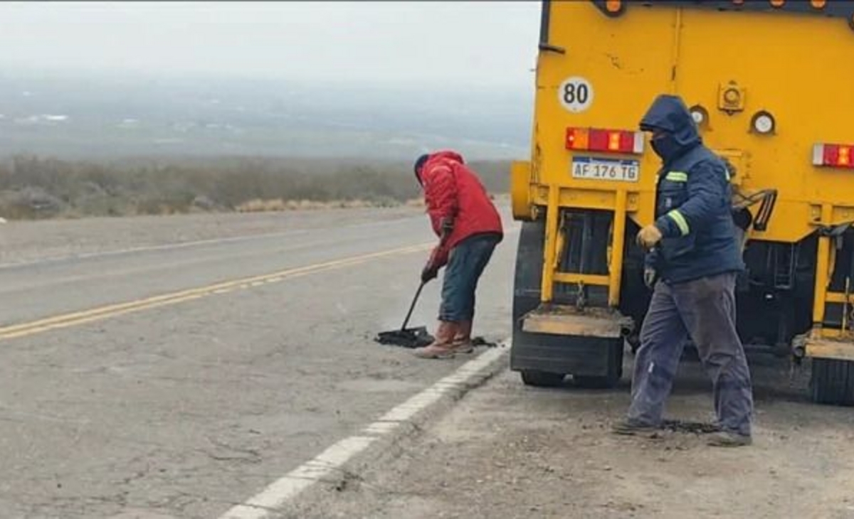 Indignante: Vialidad bachea en la ruta 151 sin corte de ruta