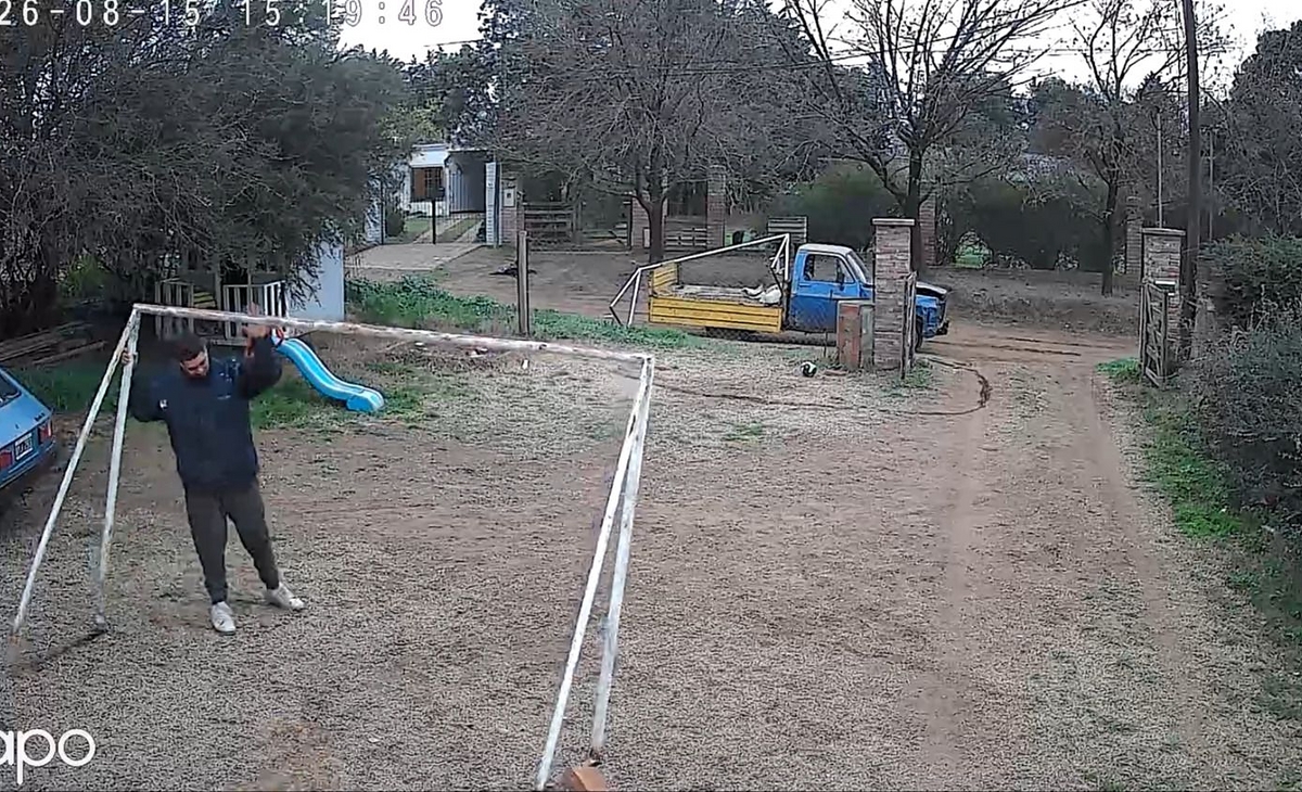 Barrio Lowo Che: entró al patio de una casa y robó dos arcos de fútbol