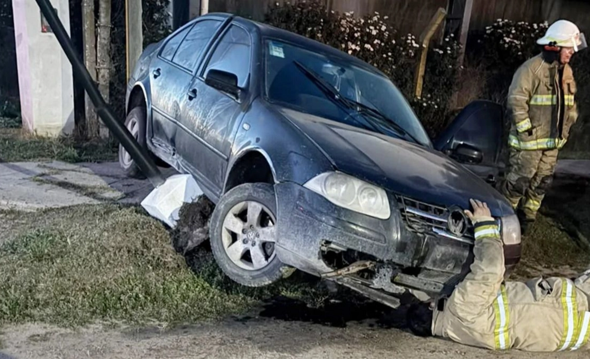 Rancul: perdió el control del auto y chocó contra dos columnas