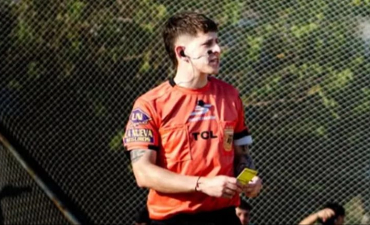 Un árbitro de fútbol infantil amonestó a dos nenes porque los padres insultaron de afuera