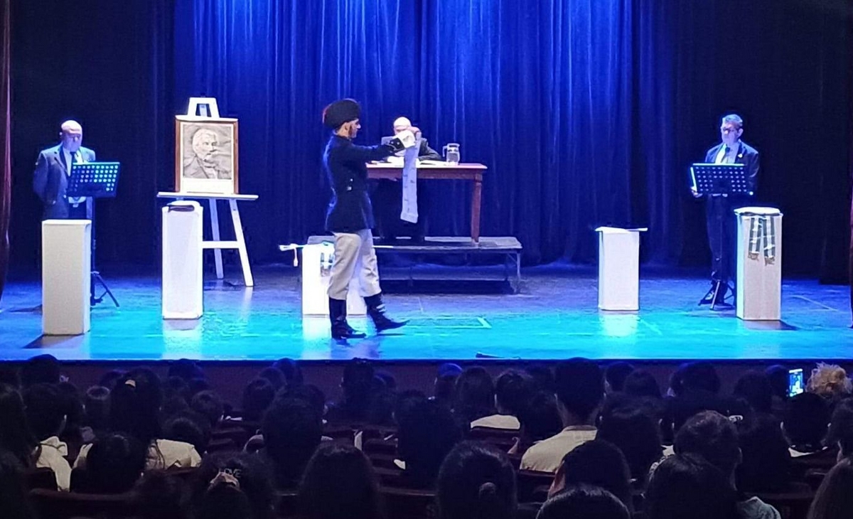 Teatro, niños y una clase magistral sobre el general San Martín