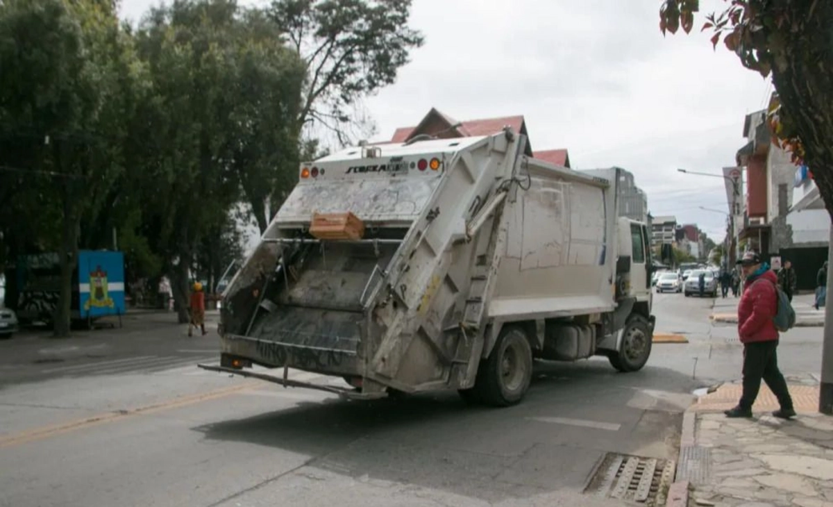 Multas de hasta $80.000 por tirar basura fuera de los cestos en la vía pública