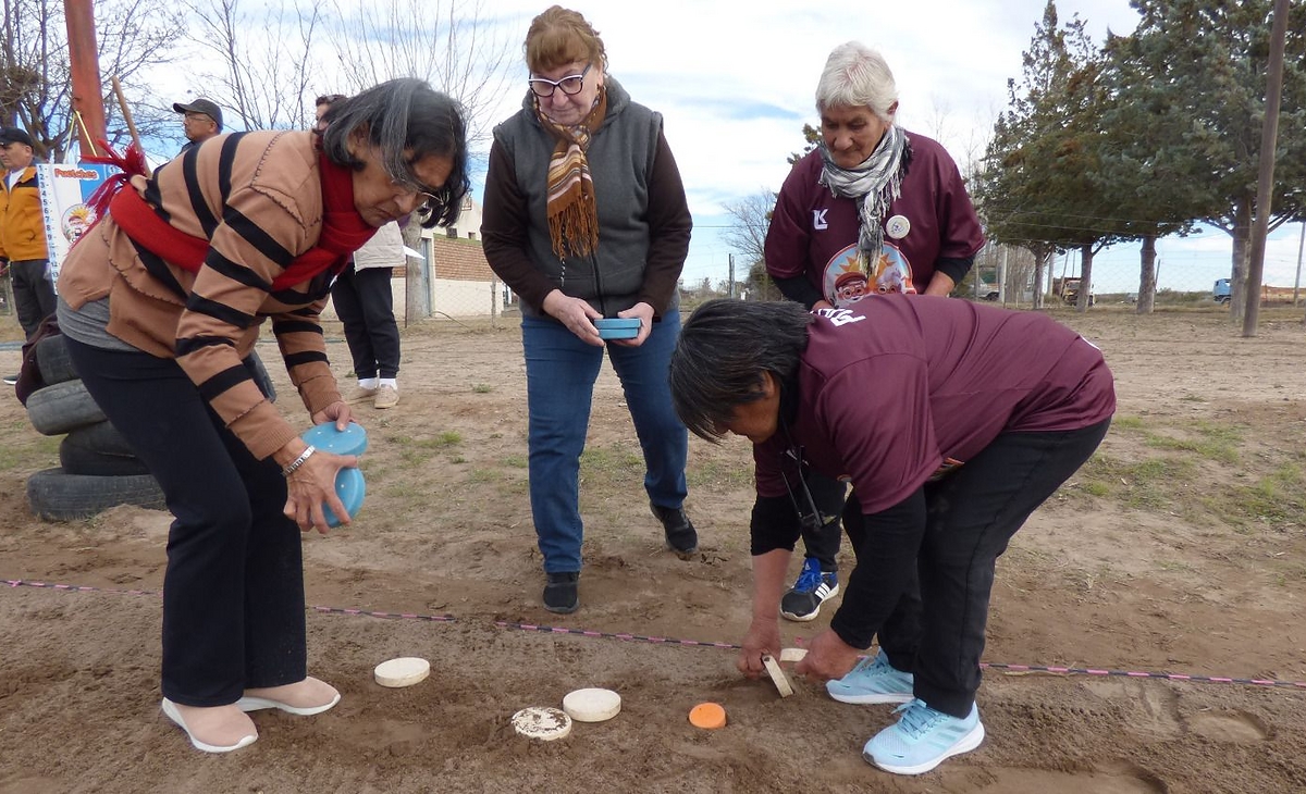 Celebración y Deporte: Adultos Mayores Brillan en los Juegos en Puelches