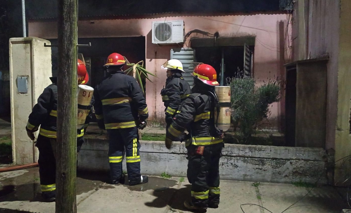 Incendio Devastador en General Pico: Dos Personas Hospitalizadas