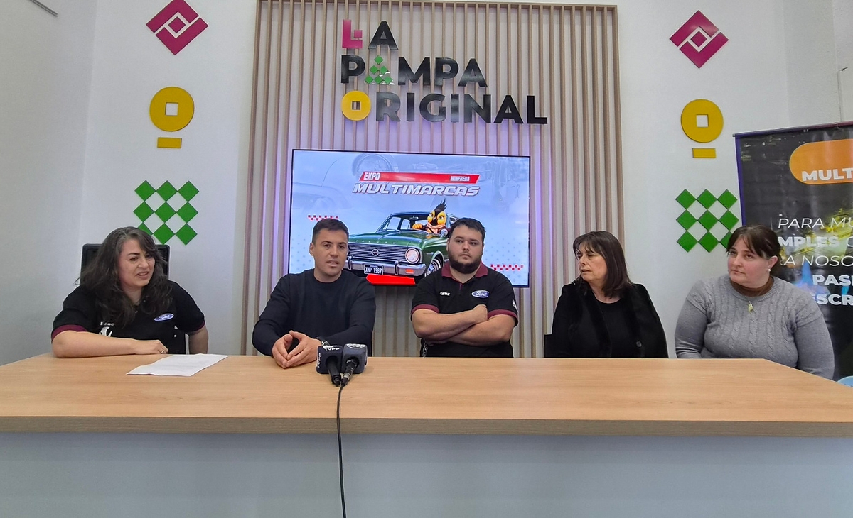 Autos antiguos, peña y artesanos en Winifreda