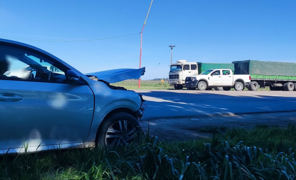 Un auto chocó el lateral de un camión en el cruce de las rutas 35 y 1