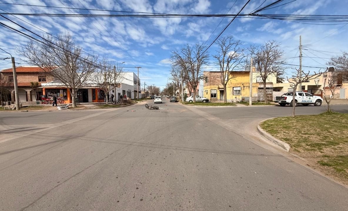 Un motociclista fue trasladado luego de chocar con un auto