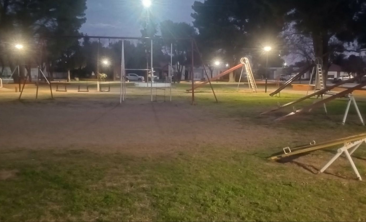 Renovaron las luminarias de las tres plazas de Jacinto Arauz