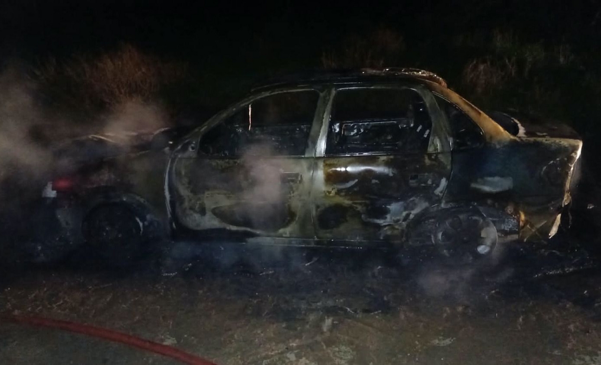 Iba circulando y se le prendió fuego el auto