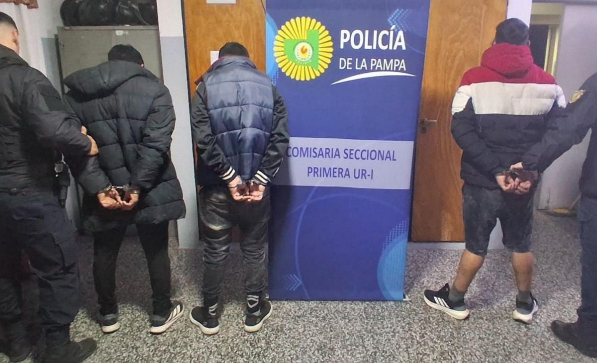 Tres hombres intentaron ingresar a una casa y fueron demorados