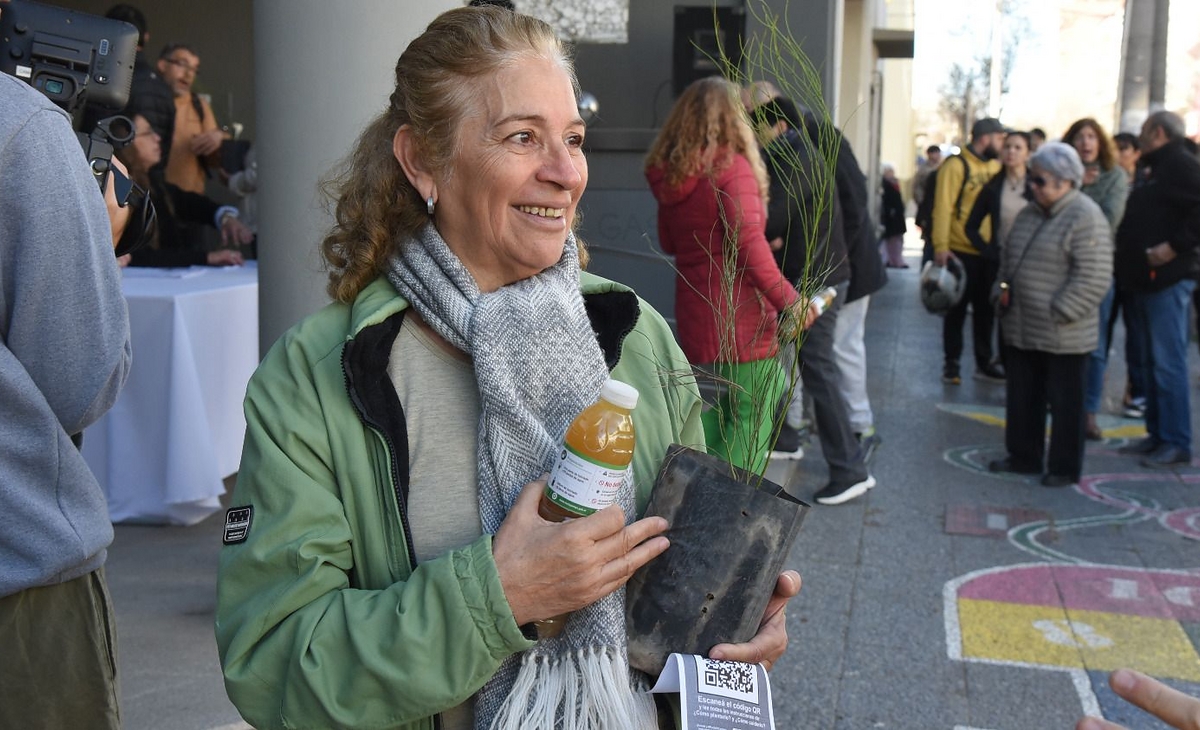 Una multitud en la entrega gratuita de plantines de Dafas