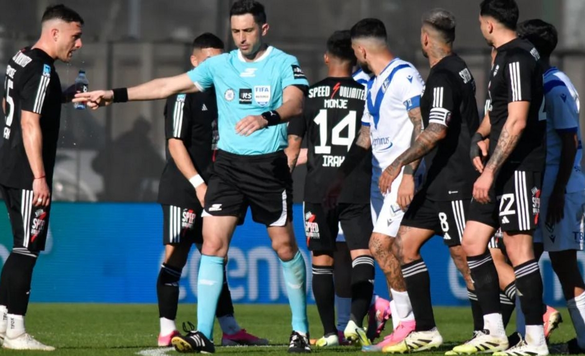 Vélez rescató un empate con polémica ante Riestra por el Clausura