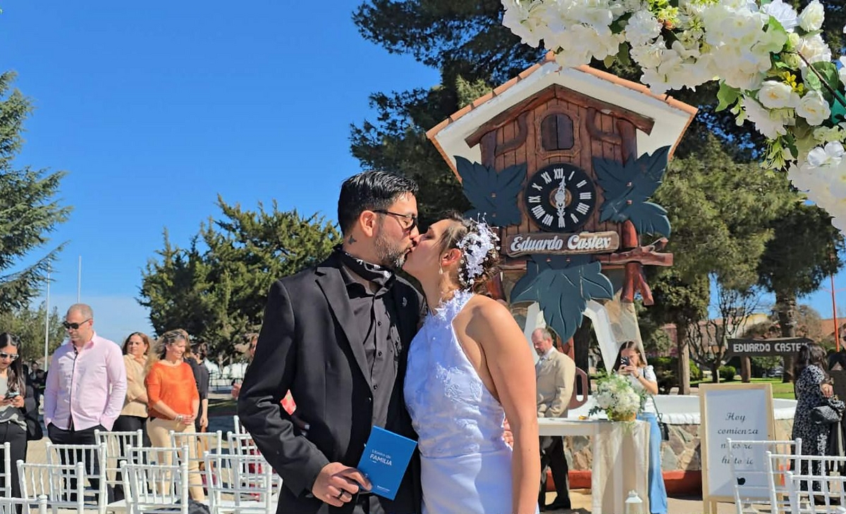 Una boda histórica: Laura y Matías se casaron en el Reloj Cucú de Eduardo Castex