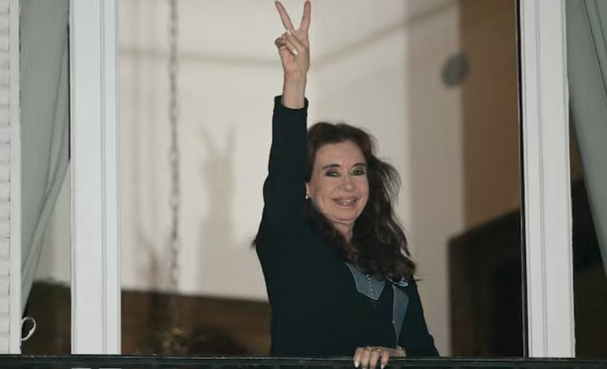 Cristina Kirchner salió al balcón y saludó a la militancia