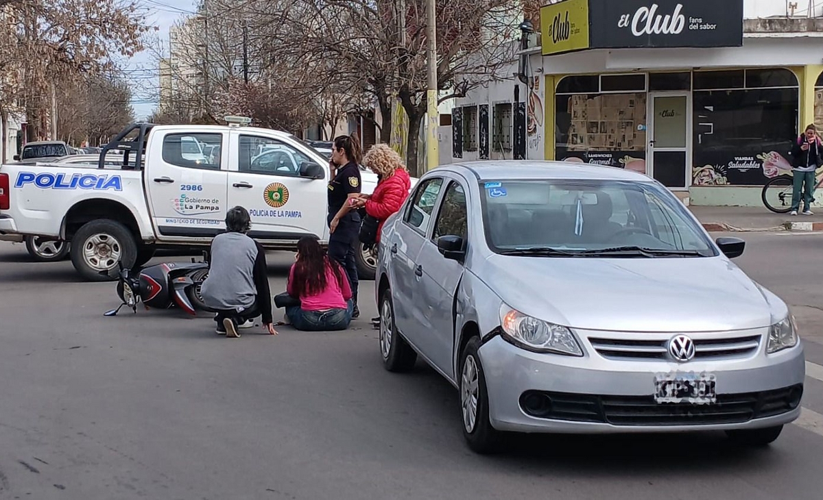Video: choque de un auto con una moto en pleno centro