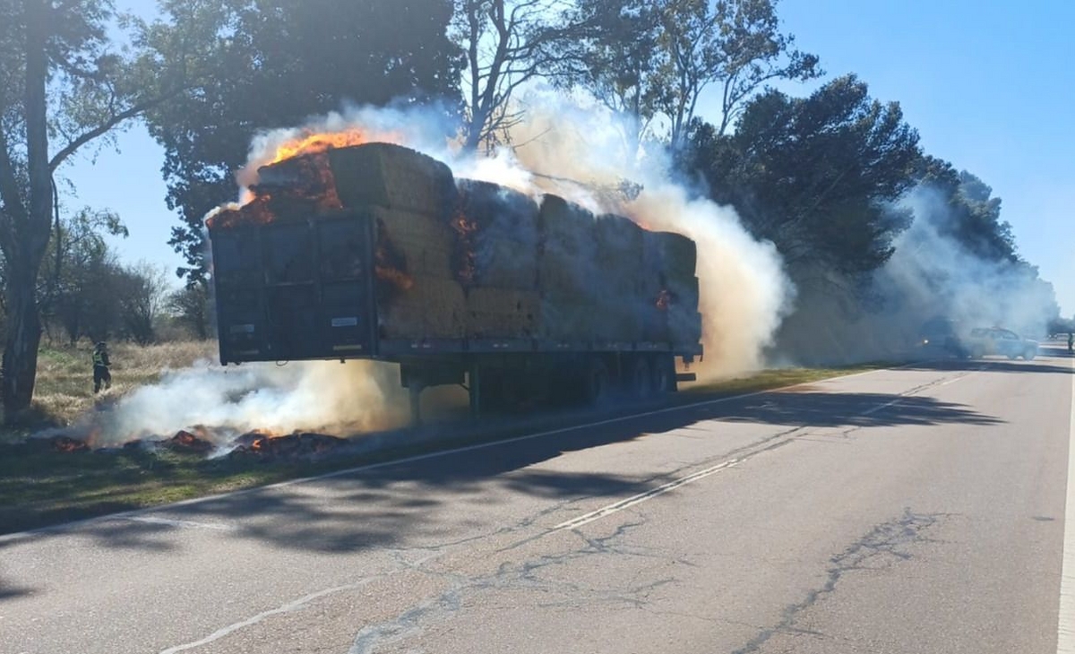 Video: se prendió fuego en la Ruta 5 un semiremolque que transportaba fardos