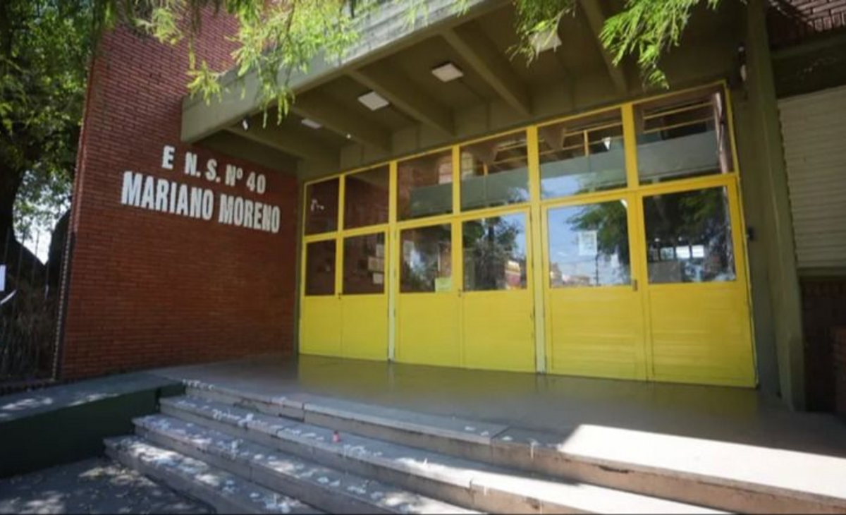 В аргентинской школе восемь учеников прыгнули с первого этажа после выстрела