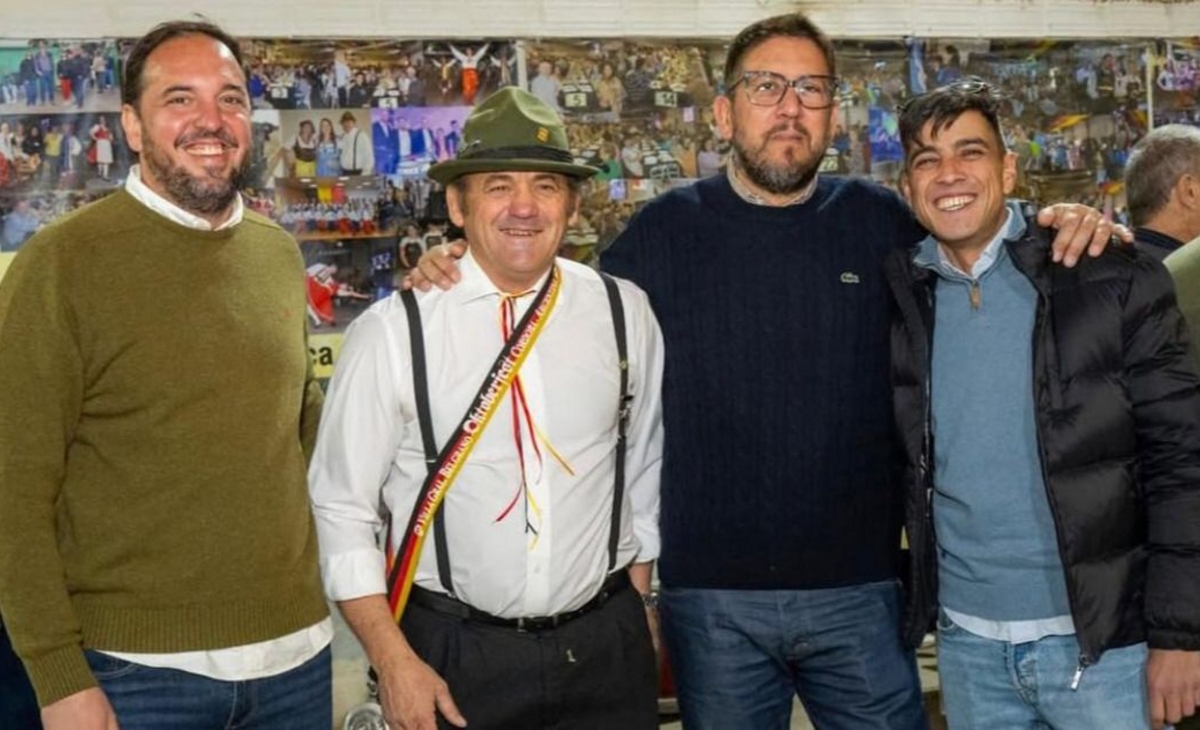 Una reunión política en la fiesta de la torta alemana en Perú