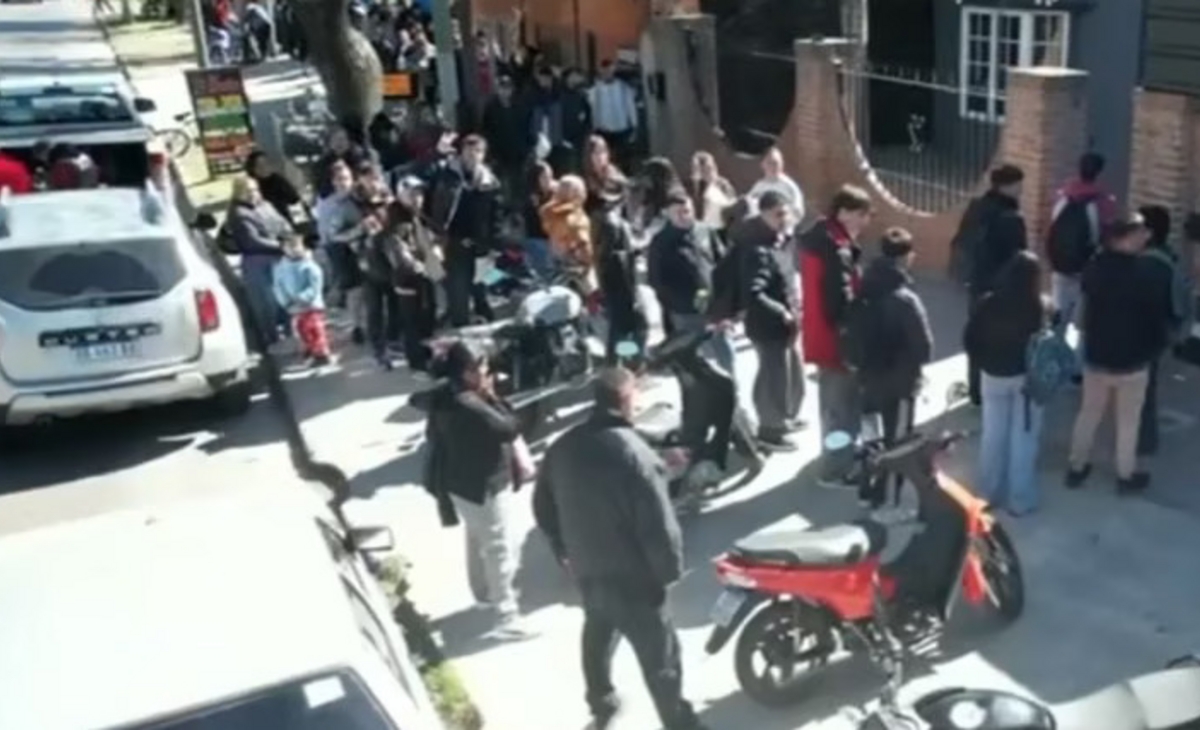 Más de mil personas se presentaron para conseguir trabajo en una parrilla