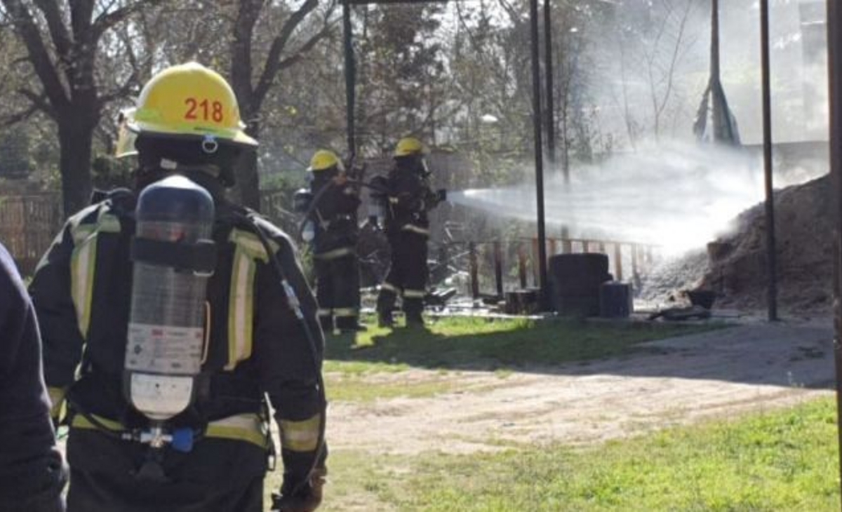Bomberos combatieron incendio en un galpón