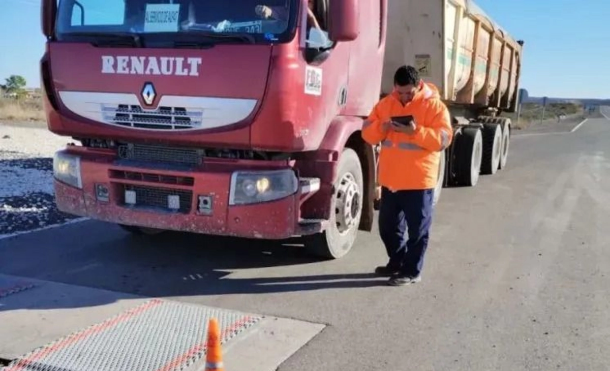 Aplican multas millonarias a camiones con sobrepeso