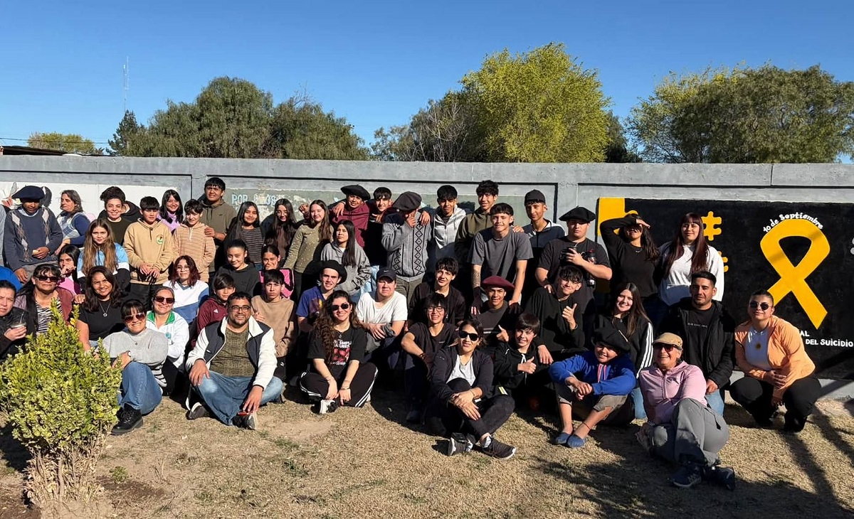 Estudiantes de Algarrobo pintaron un "Mural por la Vida"