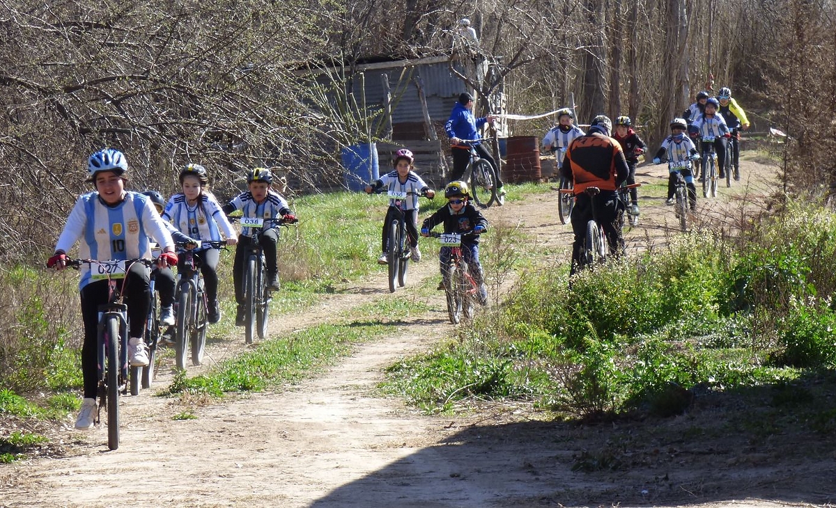 Tras el “Taller de Ciclismo” niños y niñas compitieron en Río Colorado