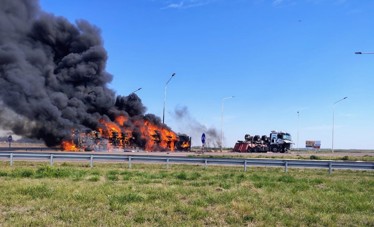 Se incendió un camión tras un choque frontal en el cruce de la ruta 35 y 18