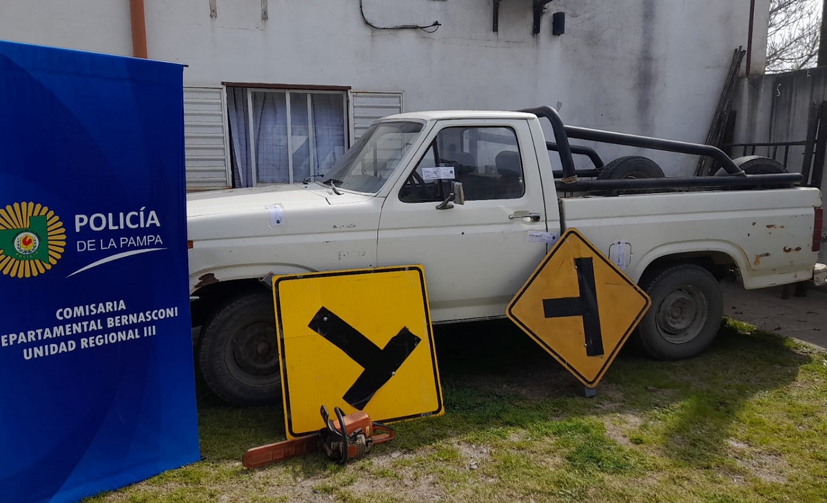 Demoraron a un joven por robar cartelería vial