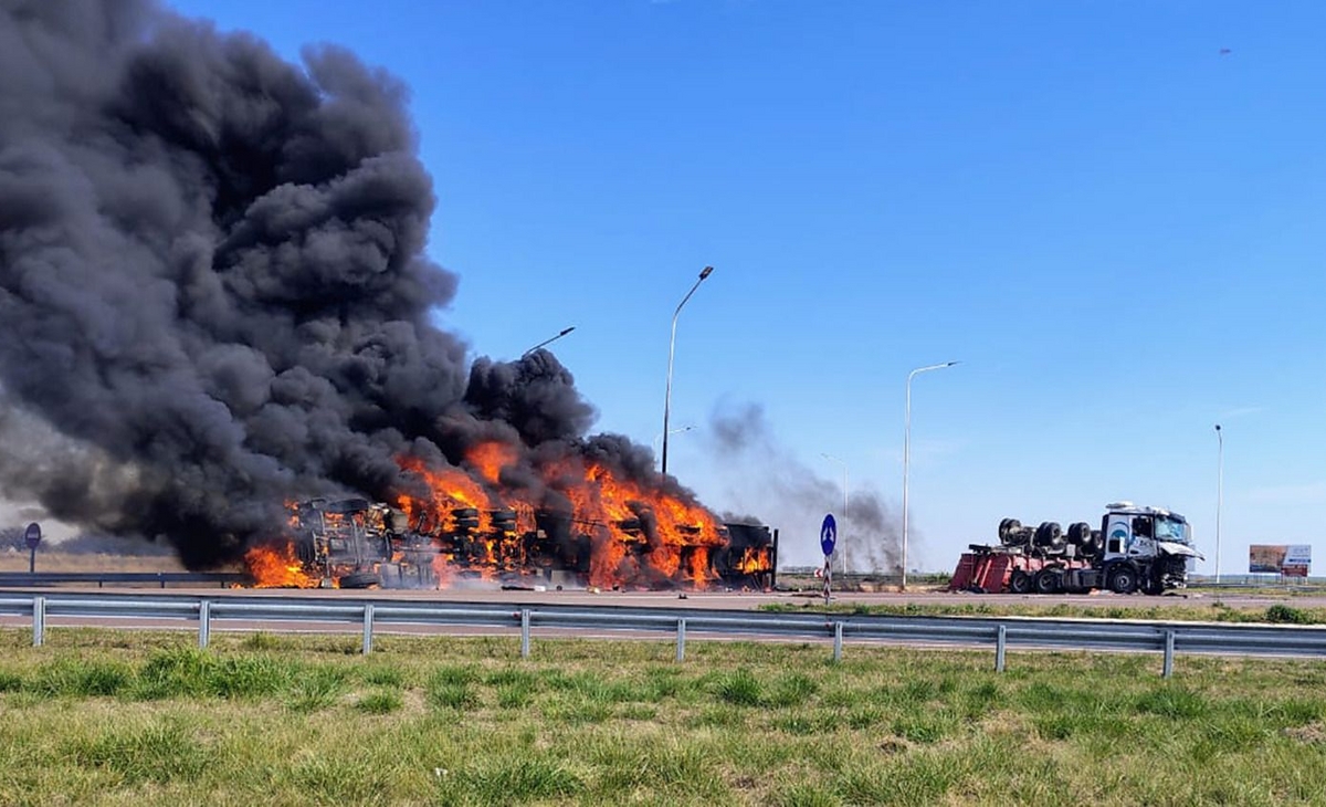 Chocaron dos camiones en el cruce de Quehué