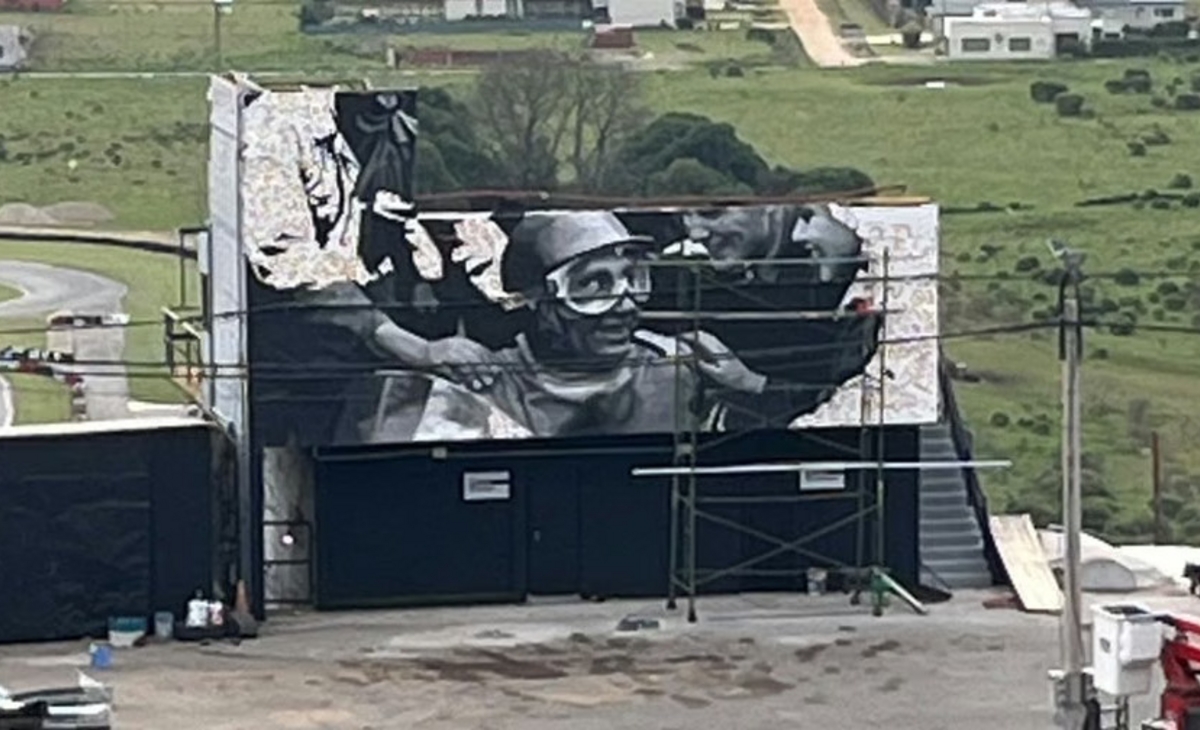 Nuevo mural de Fangio a días de la reapertura del autódromo