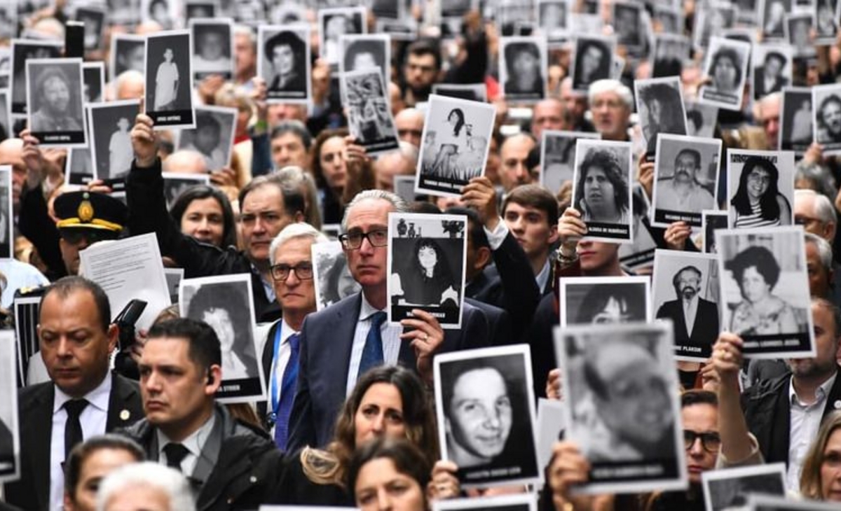 Atentado contra la AMIA: la Justicia habilitó el juicio en ausencia contra los imputados