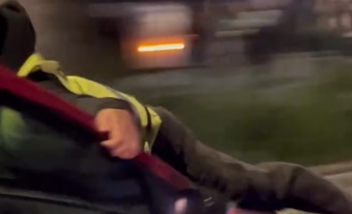 Peligro al volante: arrastraron a un inspector de tránsito por cinco cuadras
