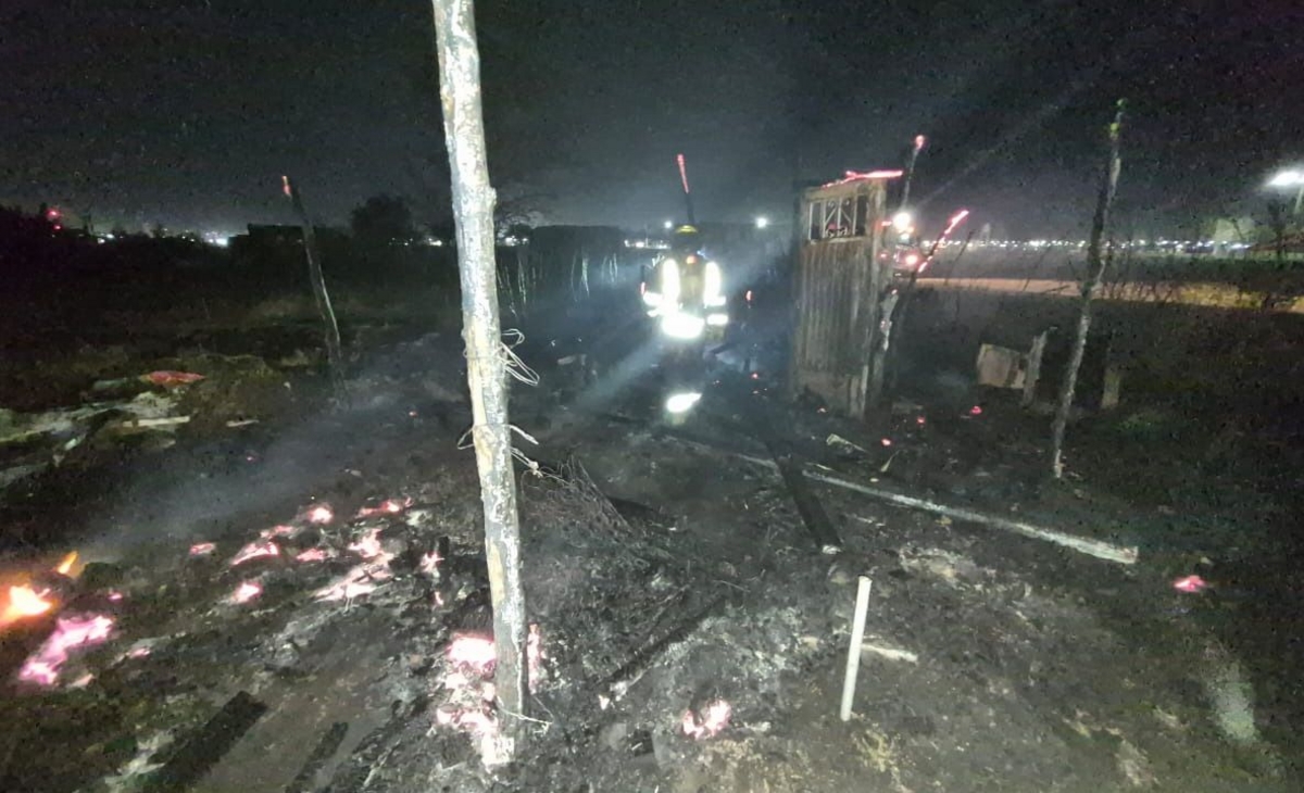 Video: un incendio destruyó una casilla en el Nuevo Salitral