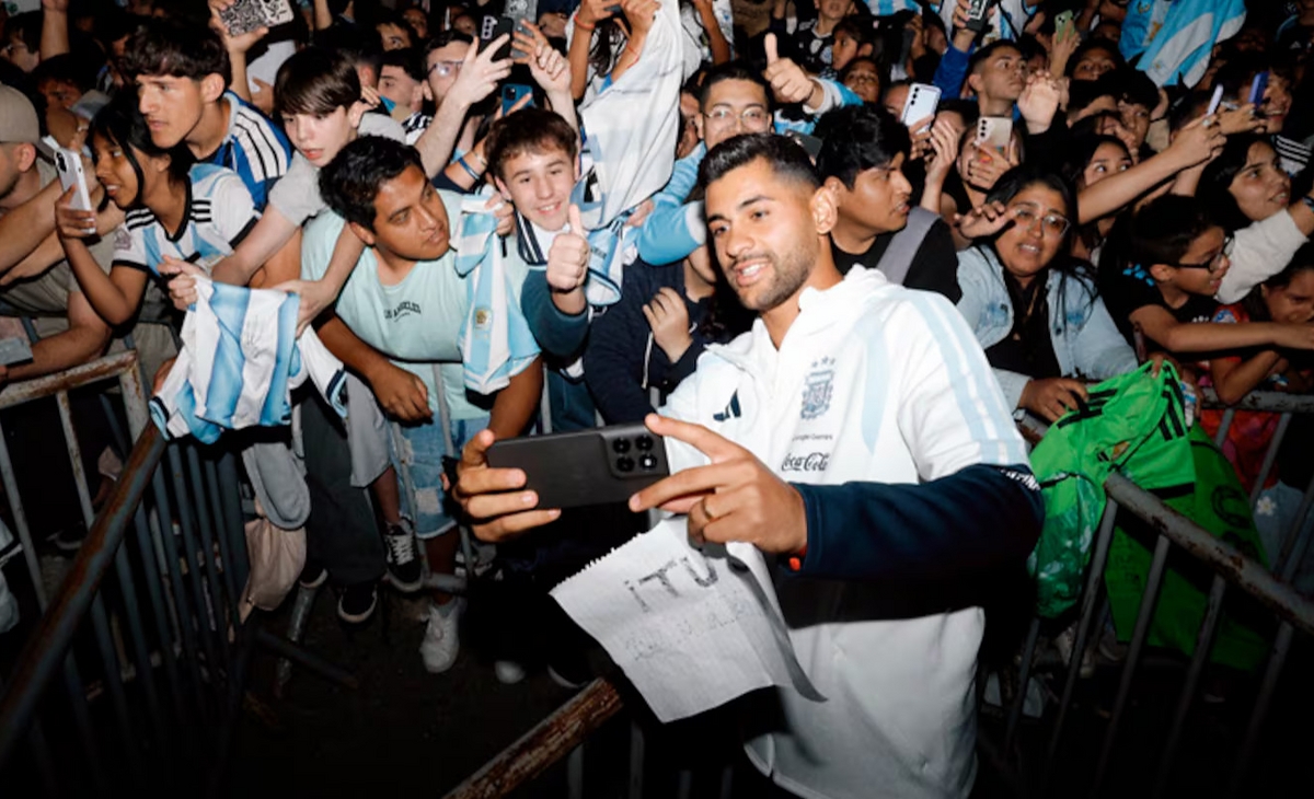 Ovación, fotos y autógrafos: así llegó la Selección a la Argentina