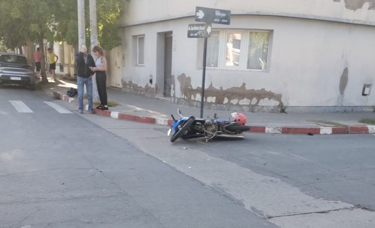 Chocaron un auto y una moto en pleno centro de Santa Rosa