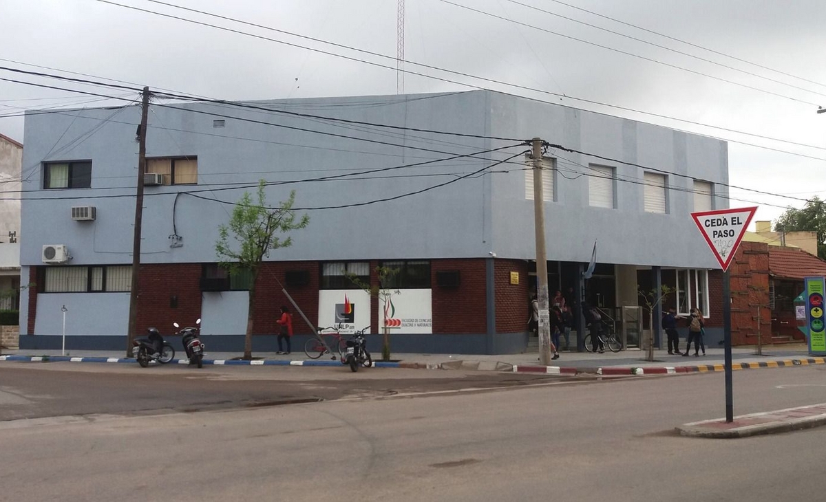 Estudiantes se movilizan contra la reincorporación de un docente por denuncias de violencia