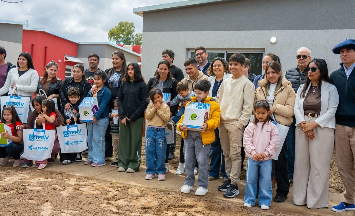 El IPAV entregó ocho casas en Parera
