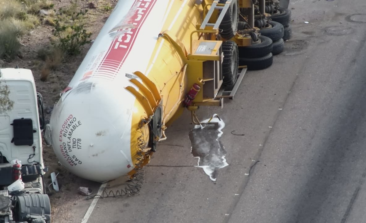 Ruta cortada: Volcó camión con gas propano y derramó material sobre la calzada