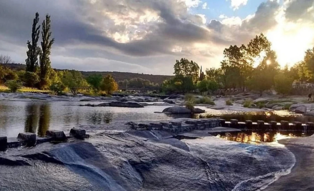Enamoran sus ollas naturales y senderos del oasis escondido entre sierras
