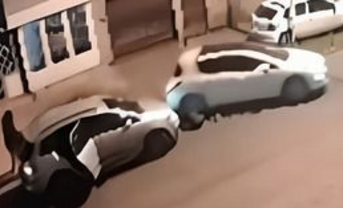 Un joven intentó robar un auto, lo atropellaron, fue trasladado a una casa y murió