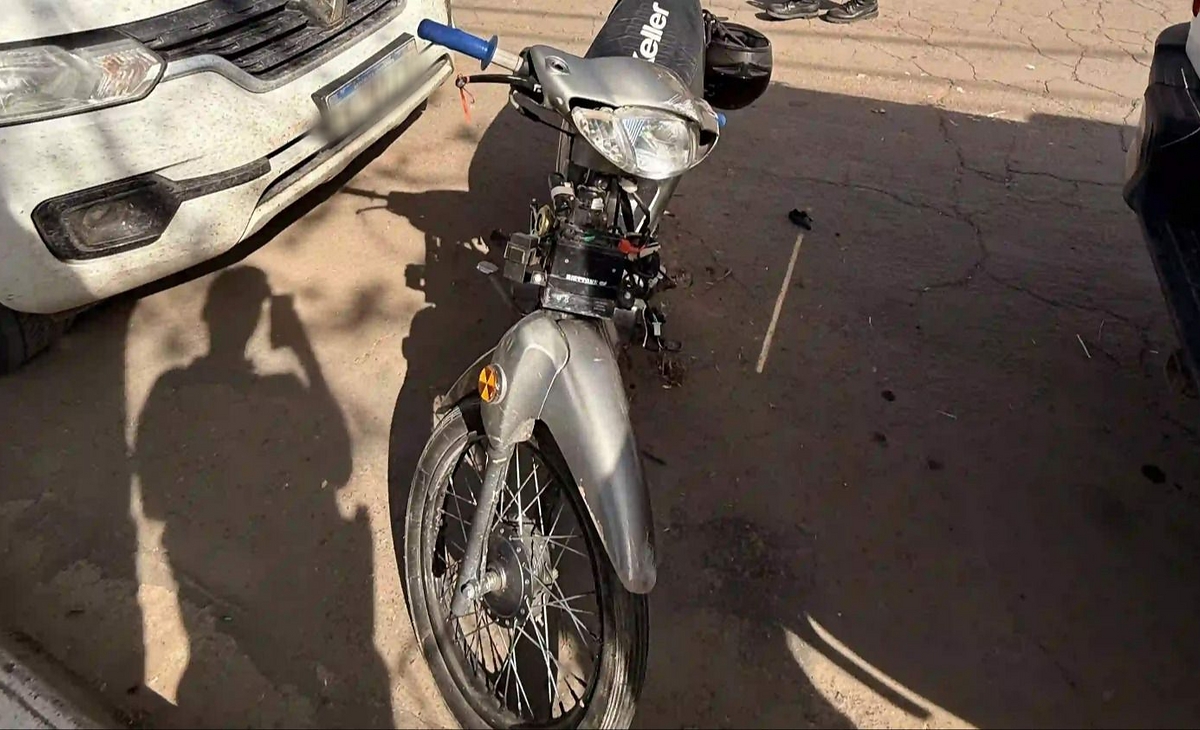Hospitalizaron a un joven tras caer de su moto