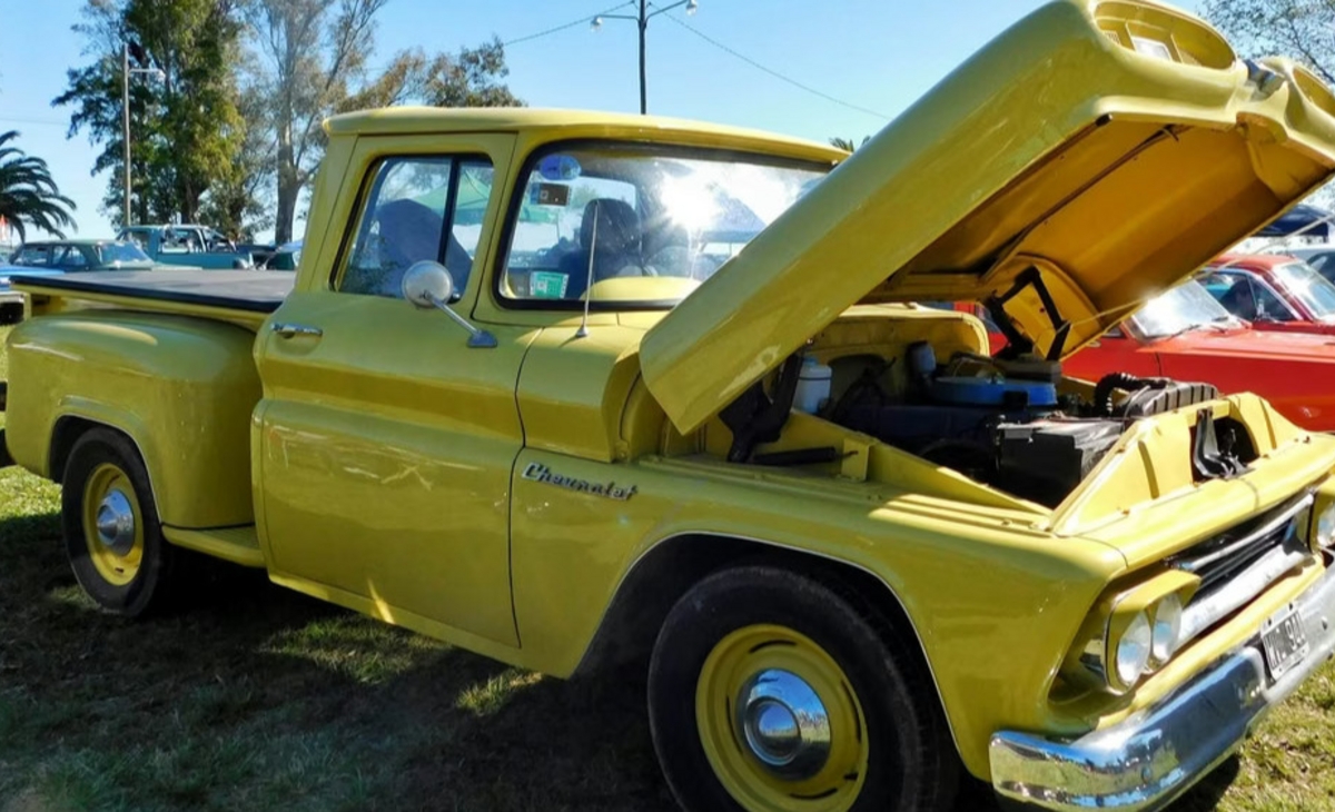 Ch de Chevrolet: espectacular encuentro fierrero a la vera de la laguna