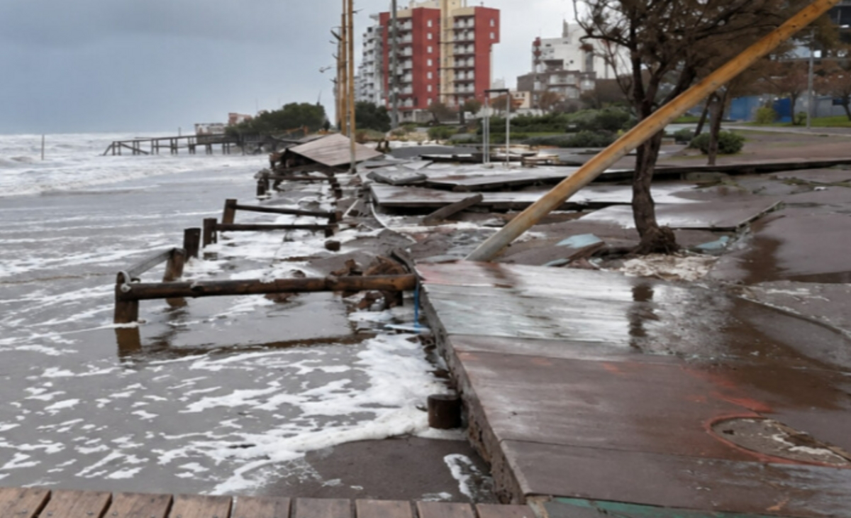 "La playa está anclada por las construcciones y por eso se achica"