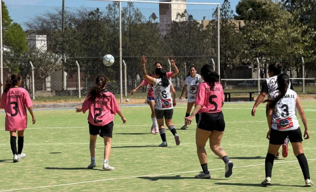 El fútbol femenino tuvo su sexto encuentro y los equipos recibieron material deportivo