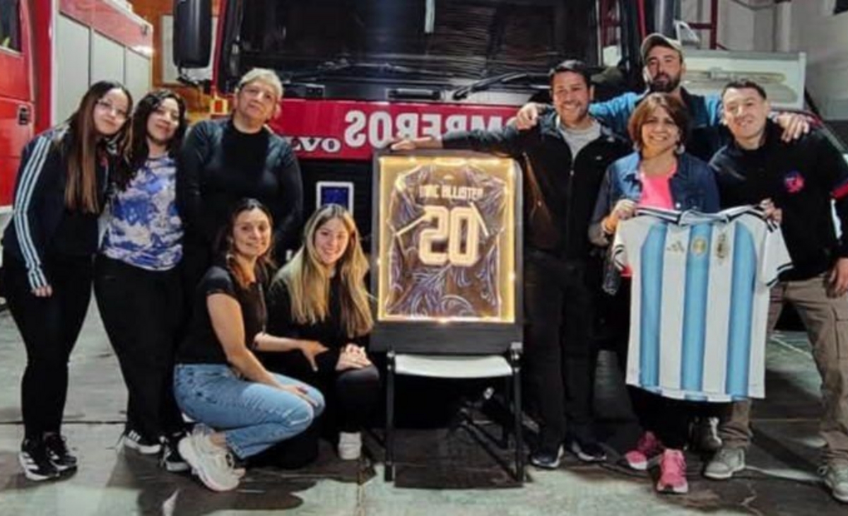 Sortearon una camiseta autografiada por Alexis Mac Allister