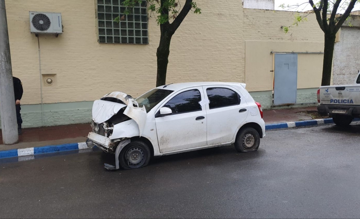 Un automóvil cayó a un desagüe al huir de la policía